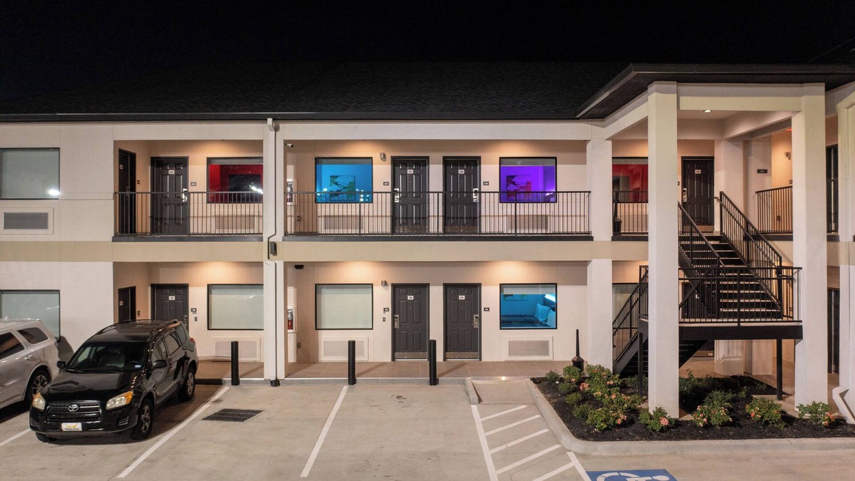 Woodlake - Briar Meadow Hotel | Express INN & Suites