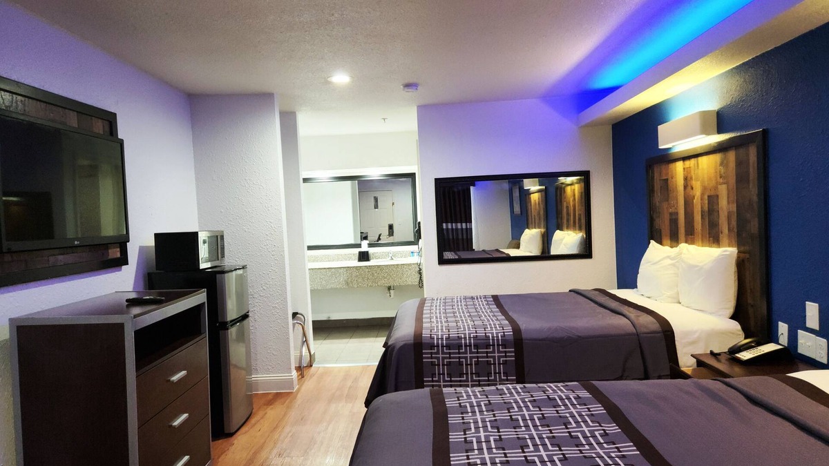 Tomball Hotel | Express Inn Tomball