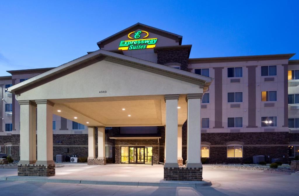 Fargo Hotel | Expressway Suites Fargo