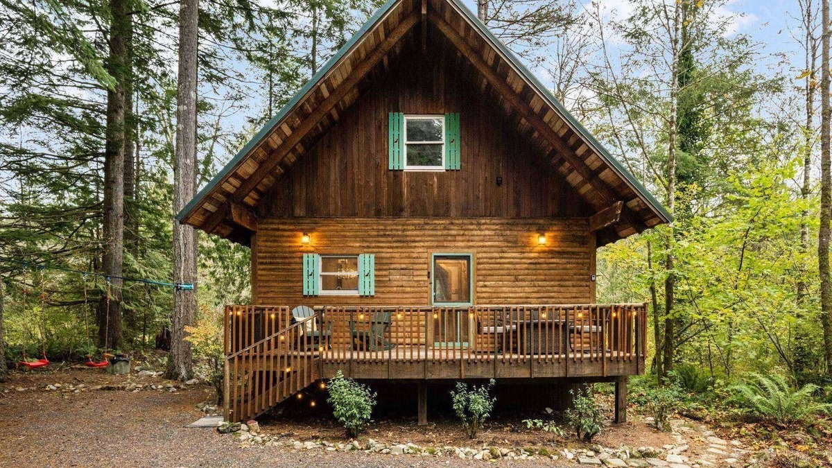 Washougal House | Exquisite and Comfy Riverside Retreat, Huge Deck, Two Fire-Tables, BBQ, New Décor and Furnishing