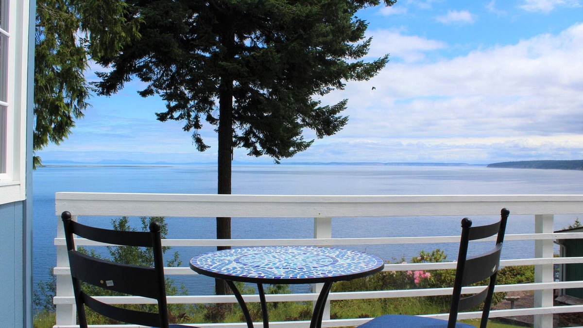 Diamond Point Cottage | Exquisite Bay Views. Charming Cottage.