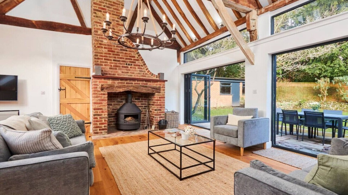 Waterlooville House | Exquisite Coach House w/vaulted ceiling & log fire