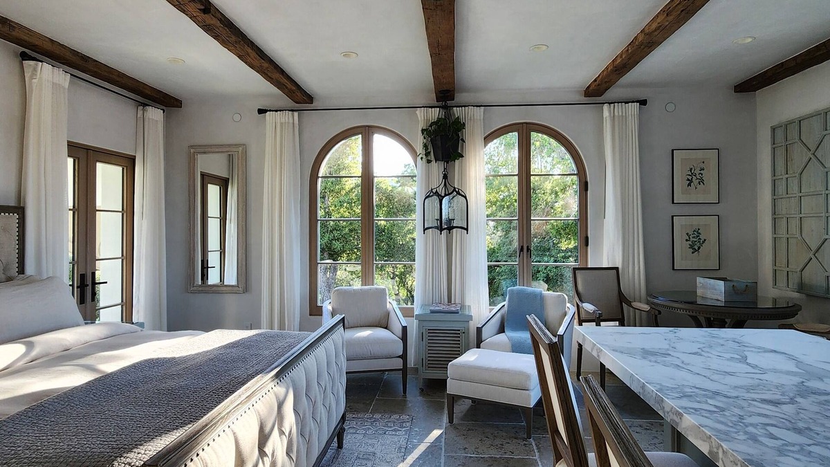 Woodside Villa | Exquisite Crescent Suite Walking Distance to Woodside Downtown