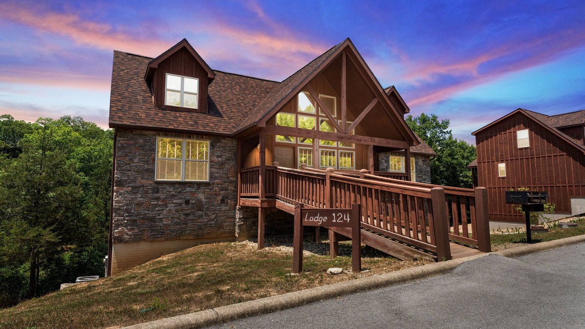 Reeds Spring Cabin | Exquisite Decor in this 6 BD Cabin! Super Close to Fun Attractions and Shops!