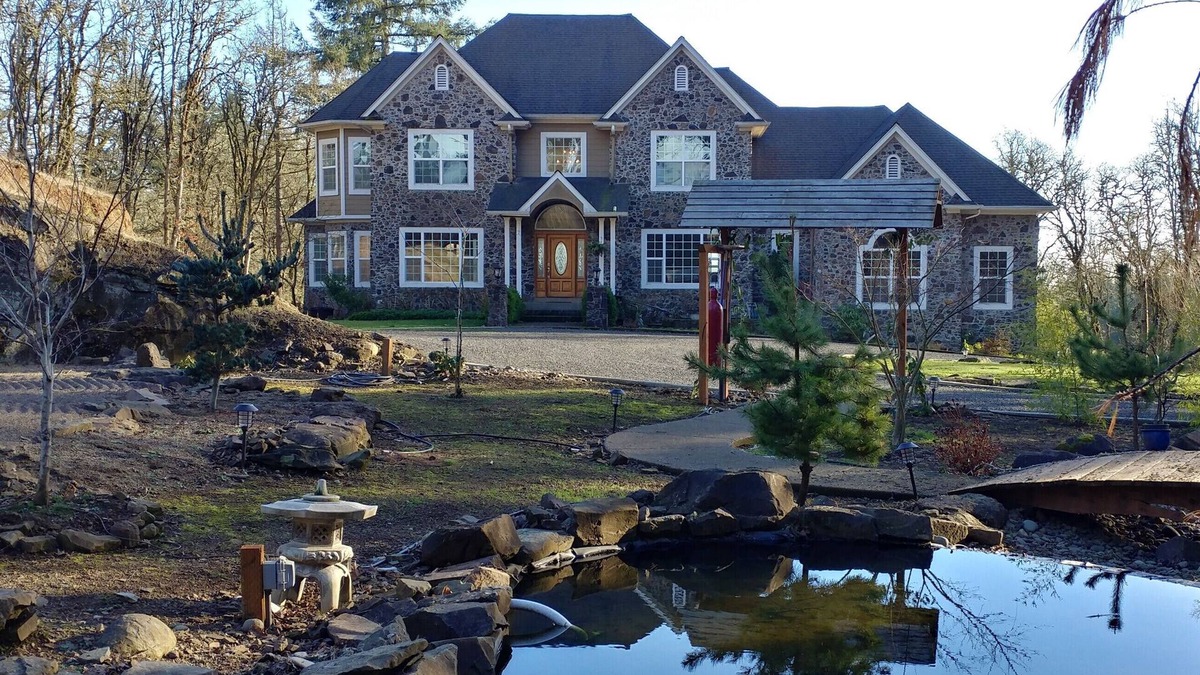 Albany House | Exquisite Estate on 10 acres in North Albany. 15 minutes to OSU.