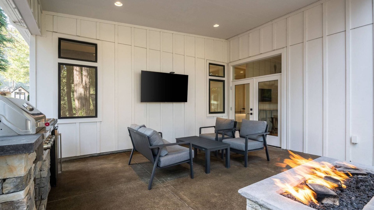 Stafford - Tualatin Valley House | Exquisite Forested Retreat, Pet Friendly, Huge Patio w/Fire-Table and TV, Steps From Dockside