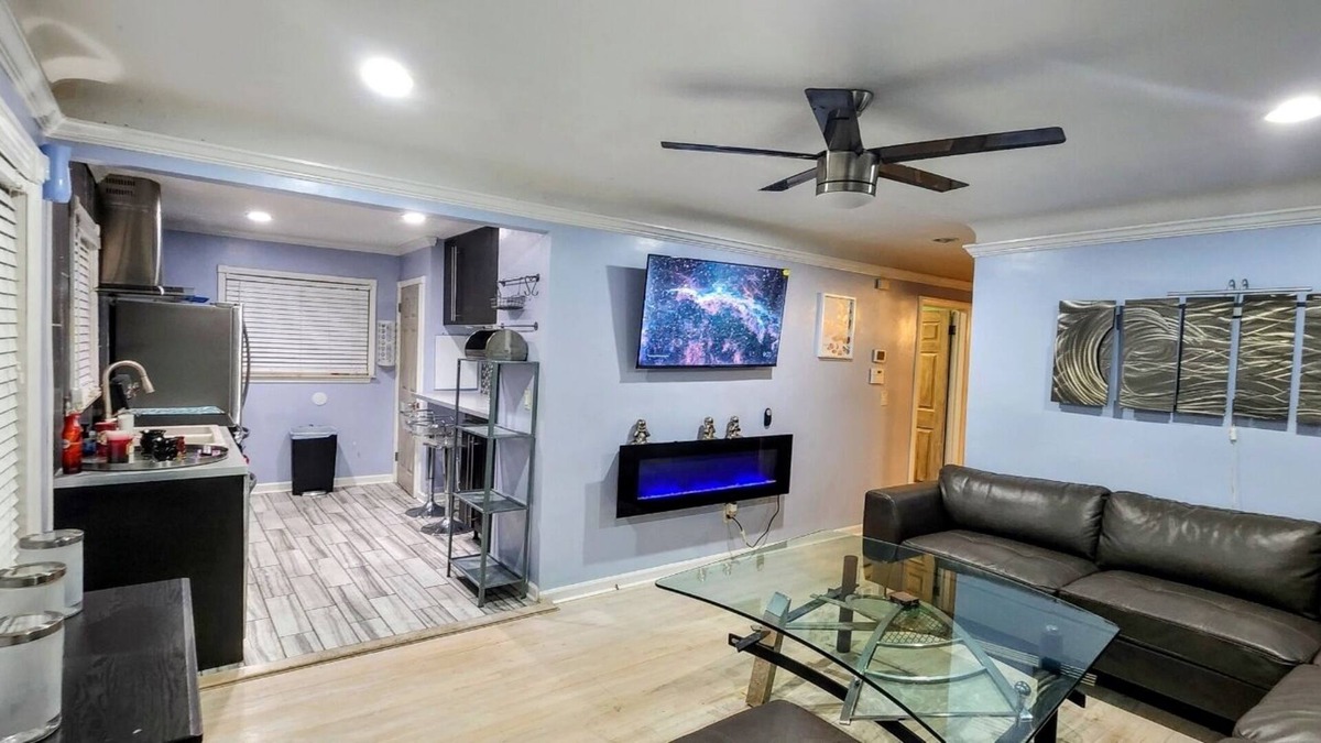 Westland House | Exquisite Home with unique decor and furnishing -10 mins from airport