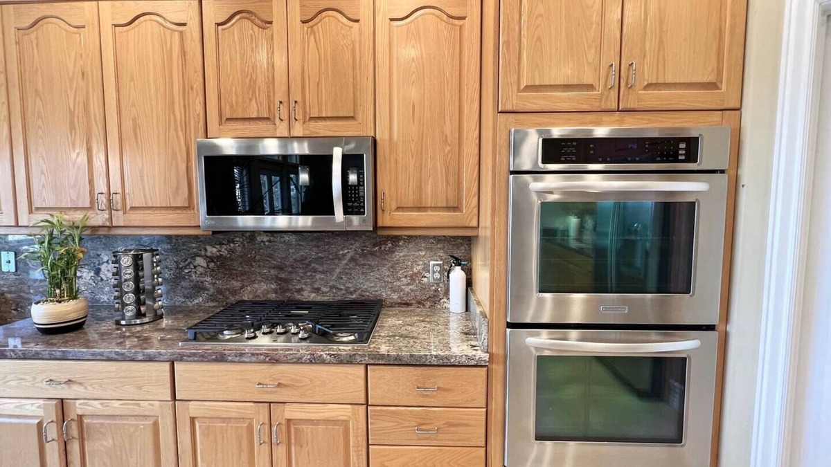 Draper House | Exquisite house with large kitchen and koi pond