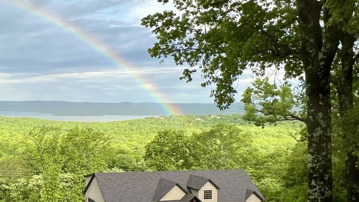 Cookson House | Exquisite Lake Tenkiller Home Away from Home