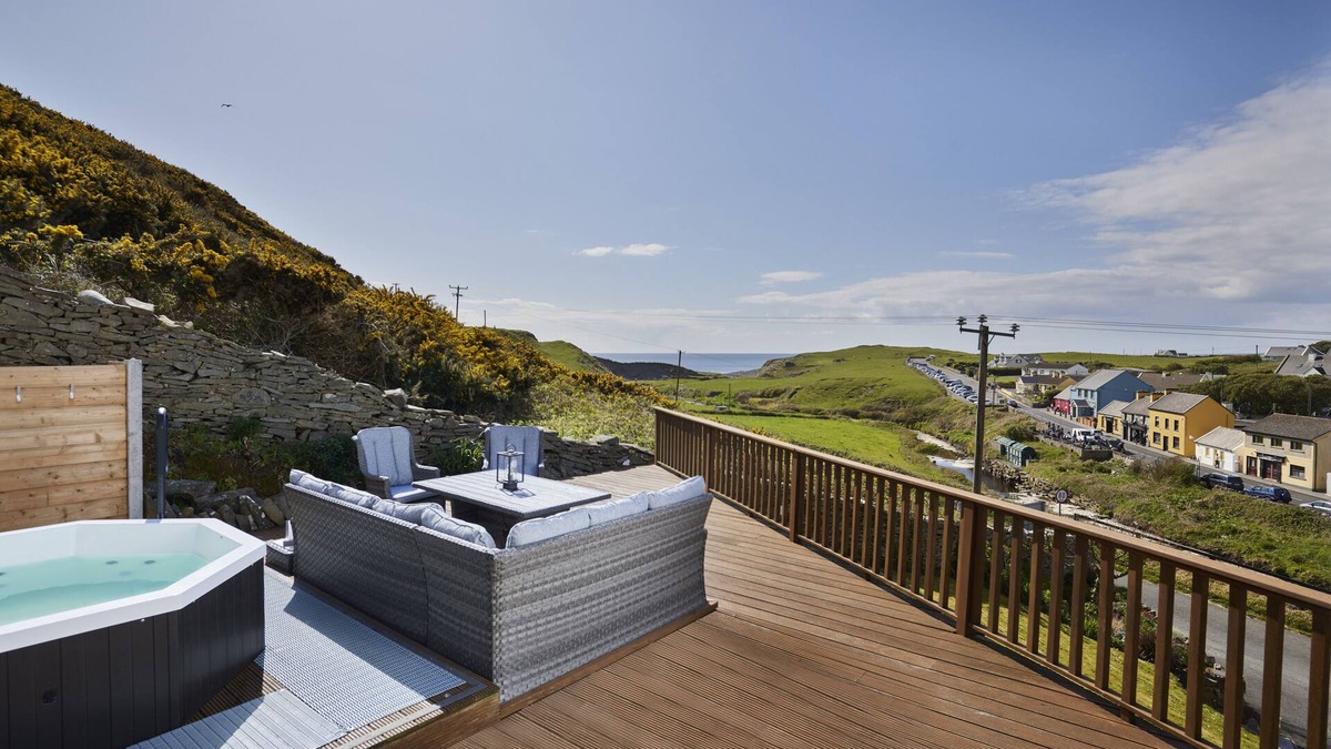 Doolin House | Exquisite Lodge with Ocean View & Hot Tub in Doolin beside the Cliffs of Moher