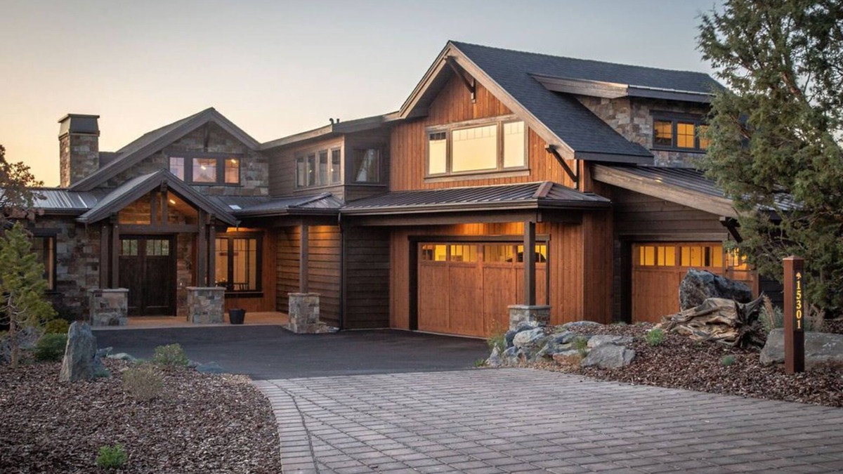 Powell Butte House | Exquisite Luxury Home with Panoramic Mountain Views & First-Class Amenities