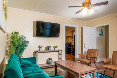 West Ridge Apartment | Exquisite Rogers Park 1 bedroom, 1 bath Apartment Near Evanston