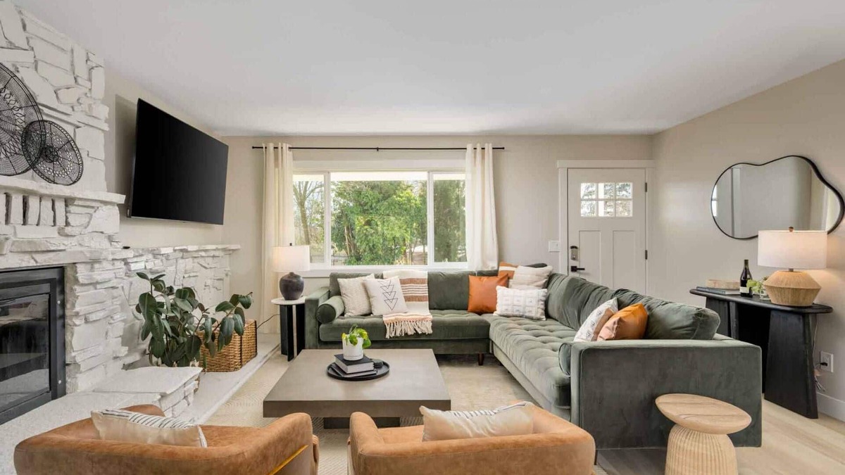 Bull Mountain House | Exquisite Single Level Retreat on Half-Acre, All New Decor and Furnishing, Pet Friendly, Open Layout