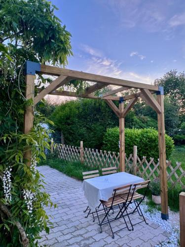 Noisy-le-Grand Apartment | Exquisite tiny house with garden and air con - between Paris-Disneyland - 3mins from train station