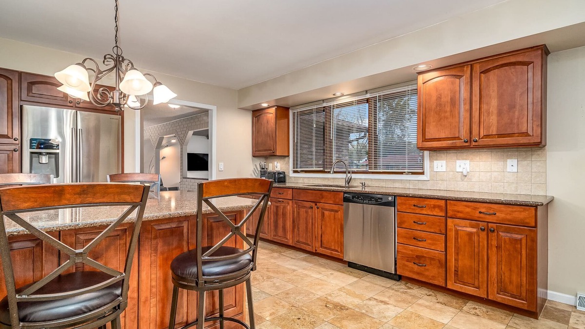 Elgin House | Extended Stay Elgin FHS Rental - Greenridge Dr