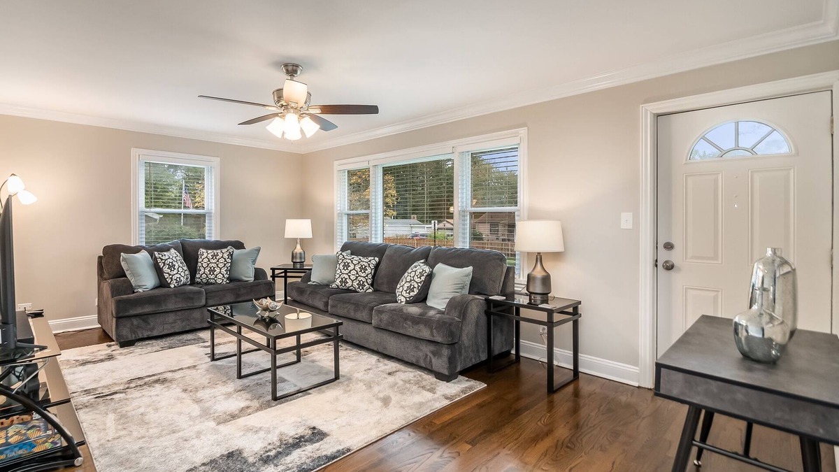 Elgin House | Extended Stay Elgin FHS Rental - Jay St