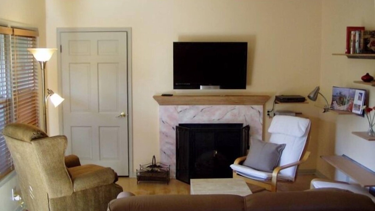 South Wrigley Apartment | Extended Stay for Holidays & Business