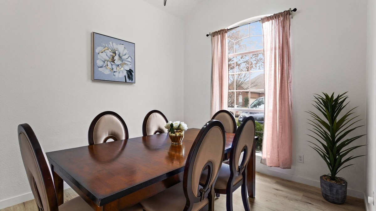 Frisco House | Extended Stay Haven Pet Friendly 4 Bed 2.5Bath
