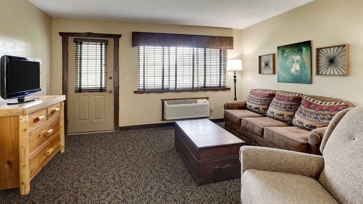Onalaska Hotel | Extended Stay Queen Suite, Kitchenette, Living Area, Stoney Creek