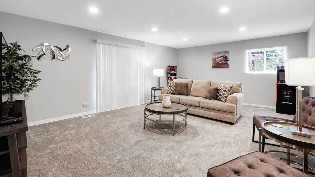 Glendale Heights House | Extended Stay Glendale Heights FHS Rental - Windsor Ln