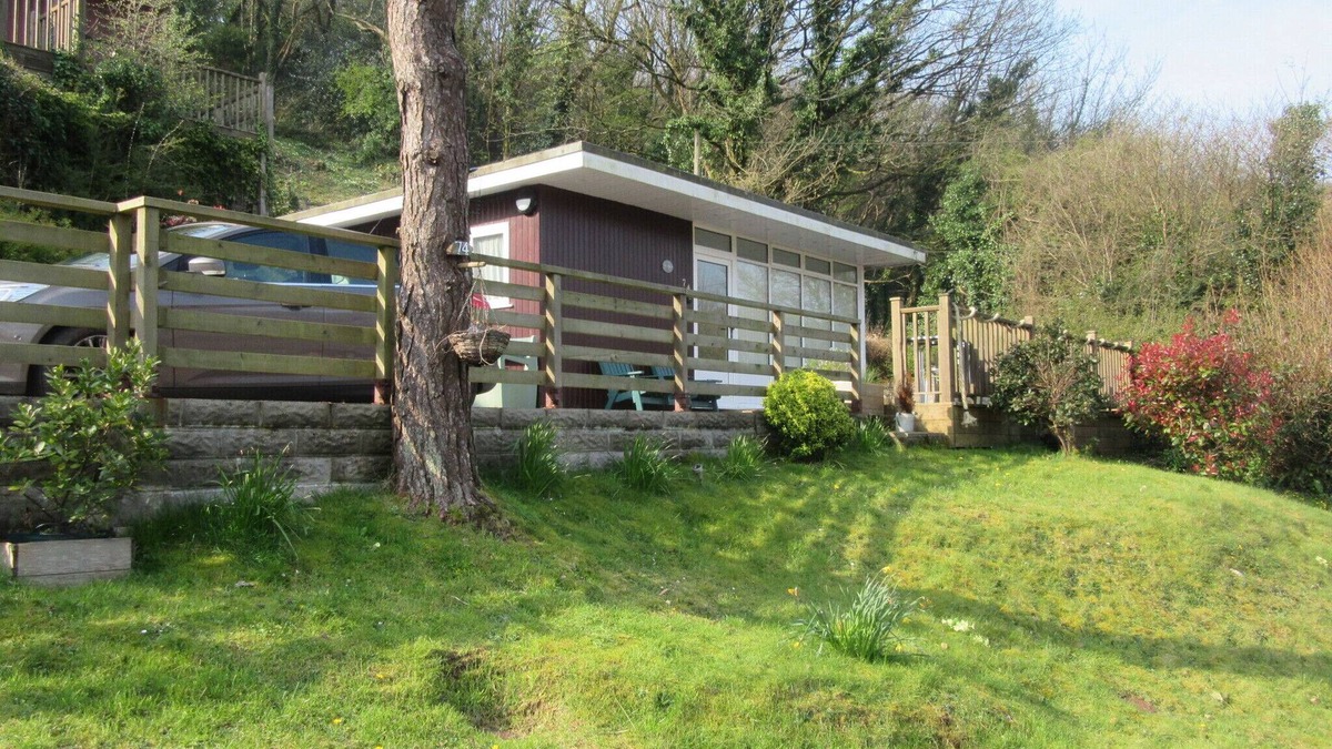 Mumbles Ski Chalet | Extended, upgraded, detached 2 bed chalet sleeps 4. Two minute walk to beach.