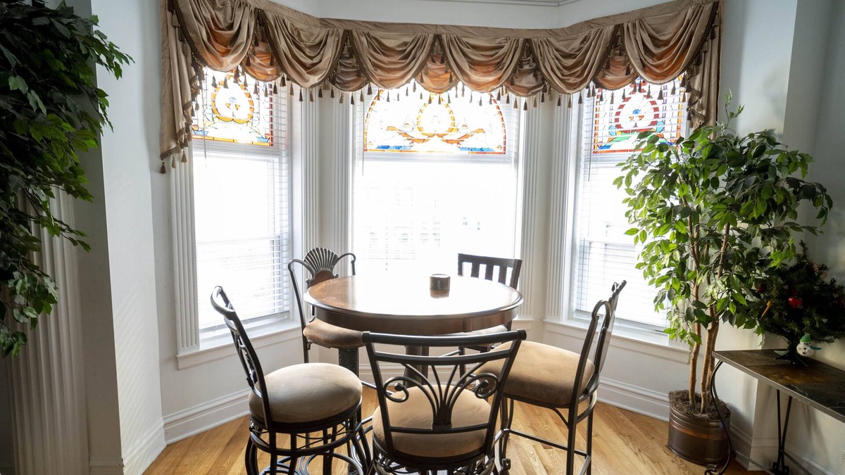 Lake View East Apartment | Extra Large Authentic Chicago Graystone walk to Wrigley, Lakefront & Restaurants