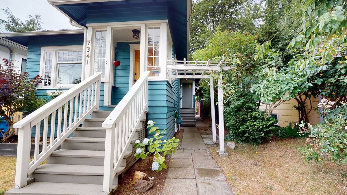 Loyal Heights House | "Extra Space" guest room in Ballard