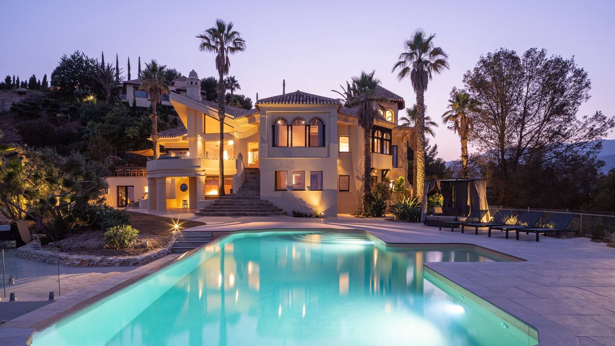 Almunecar Villa | Extraordinary luxury villa on top off the sea with 9 bedrooms, private pool, bar