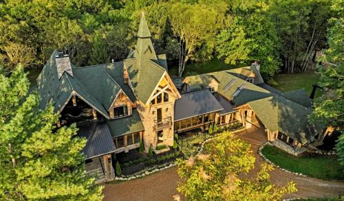 Franklin Villa | Extraordinary Manor at Dark Horse Estate