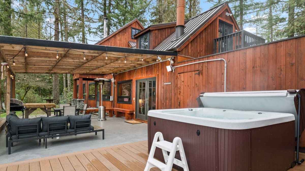 Sandy House | Extraordinary River Views and Setting, Hot Tub, Fire-Pit, Open Layout, New Décor and Furnishings