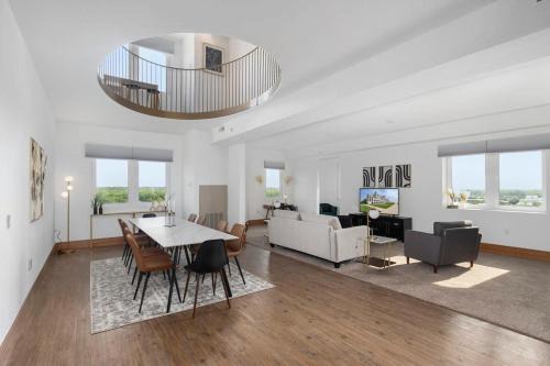 Grandville Apartment | Extravagant 3 Level Penthouse at The Grand Castle