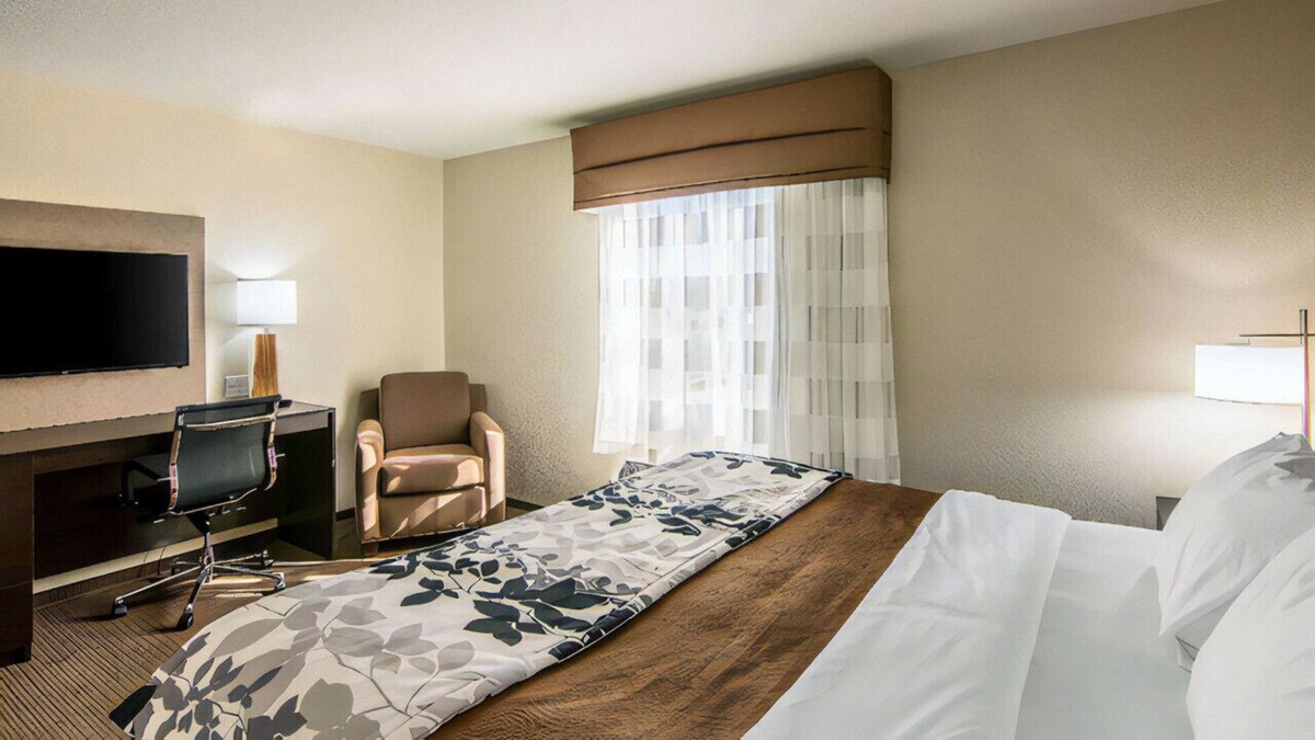 Rochester House | Extravagant Room for Couples' Escape! Free WiFi
