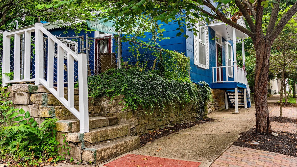Madison House | Extremely clean! Beautiful Home 2 Blocks To Main St & 2 Blocks To The Ohio River