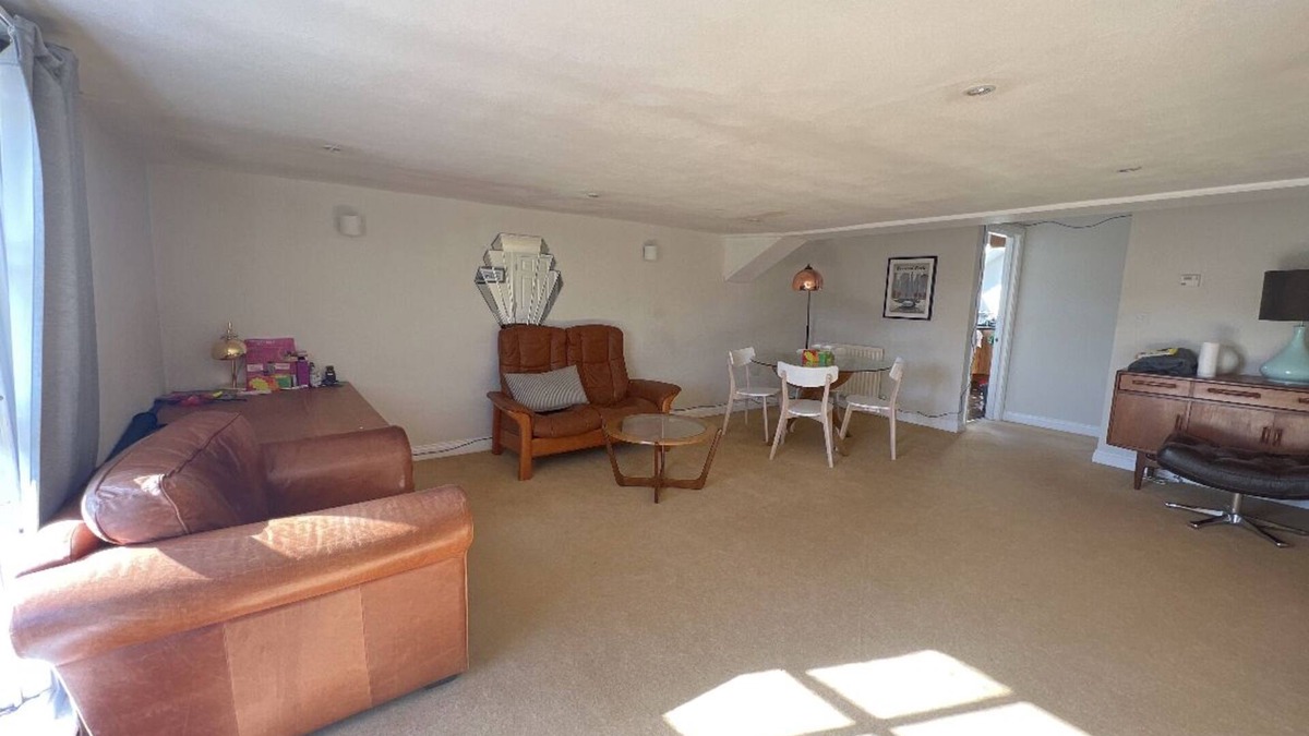 Abingdon Apartment | Extremely spacious apartment with amenities