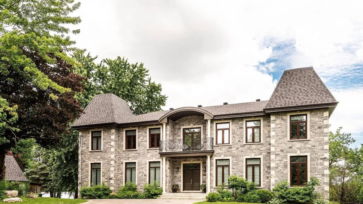 L'Ile-Bizard Villa | Exuberant Chateau within 30 minutes of Downtown Montreal