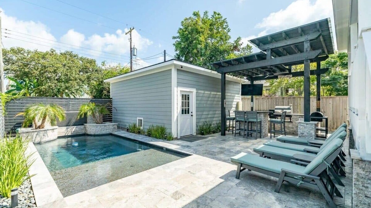 San Jacinto House | Exudes the Posh Life! Heated Pool, Fireplace & Stunning!