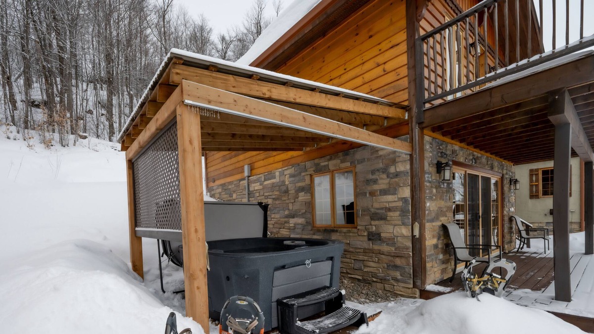 Sainte-Agathe-des-Monts Ski Chalet | Ezeras for 4 people with a hot tub