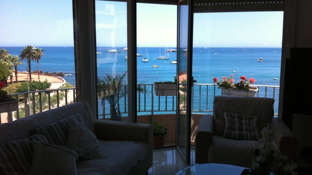 Antibes City Centre Apartment | F 3 Exceptional sea view, near the city center and Cap d Antibes.