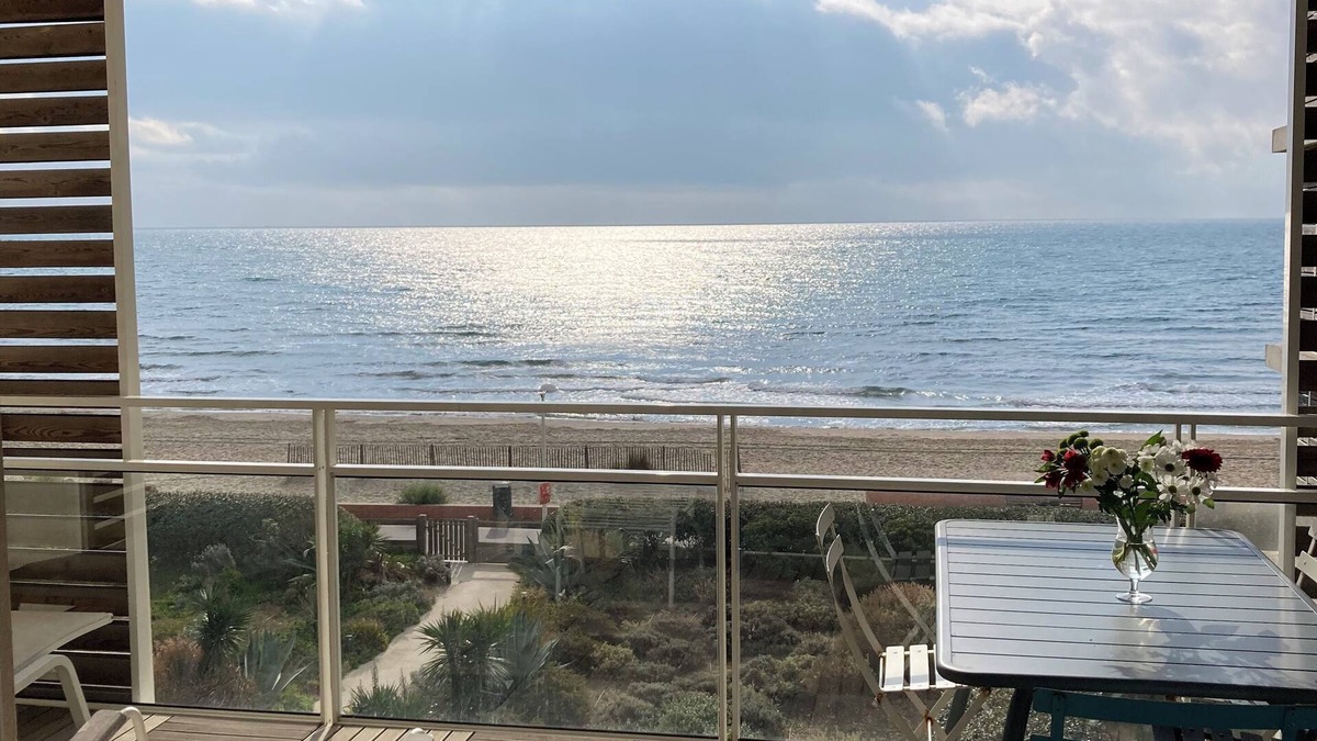 Palavas-les-Flots Apartment | F1 1ST LINE EXCEPTIONAL SEA VIEW