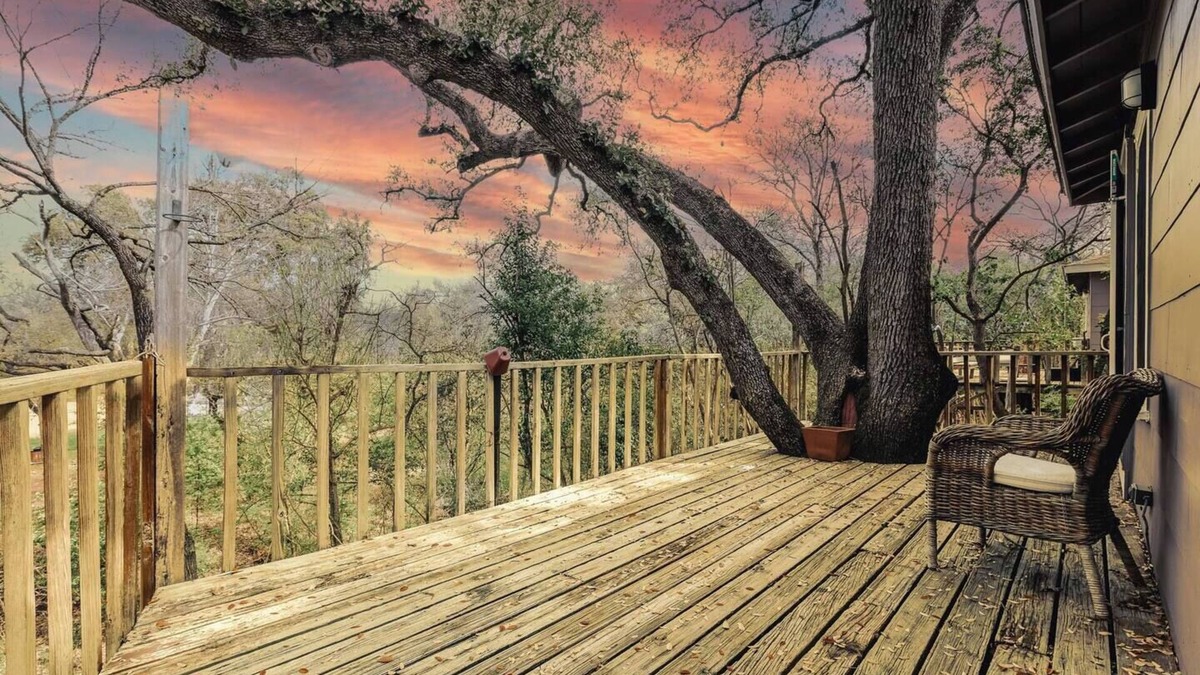 Austin Cottage | F1 Ready 🍃 Creekside Comfort🪴 Fenced Yard❤️ Near Moody & DKR