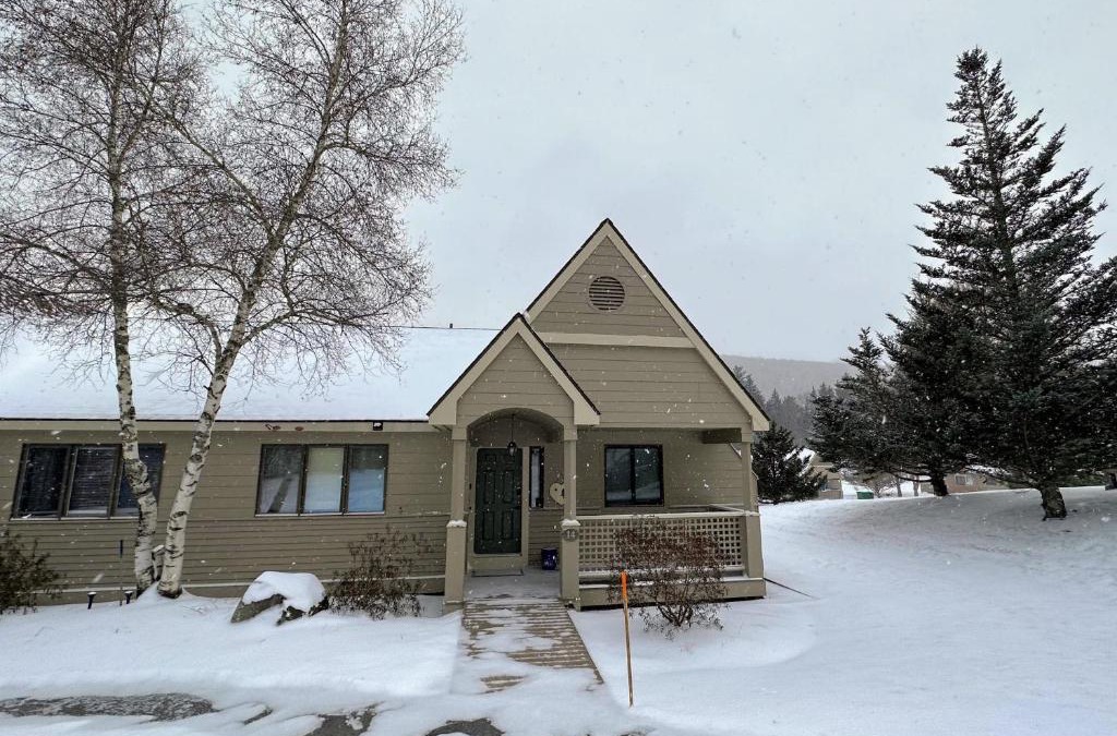 Bretton Woods House | F14 Bretton Woods Condo along golf course short walk from Omni Mount Washington Hotel