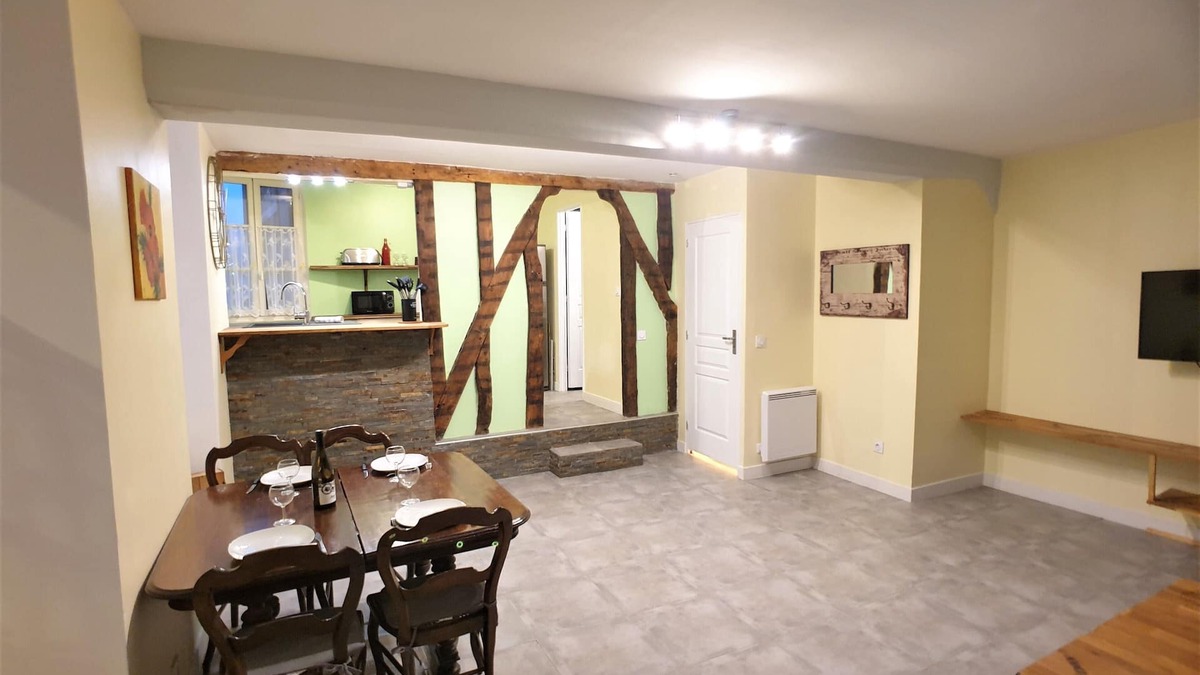 Pont-sur-Yonne Apartment | F2 in the heart of town with troglodyte room