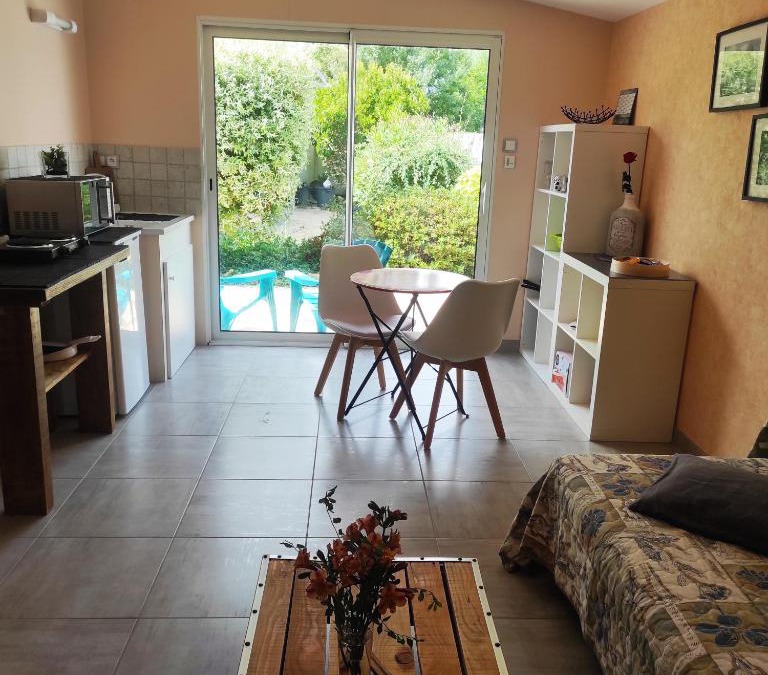 Saint-Gervais House | F2 privatif avec chambre et salle de bain privées et séparées chez l habitant nous aimons l appeler le Studio, mais il s agit d' un petit F2 avec chambre séparée ainsi que la salle de bain et les toilettes, il y a une petite terrasse privée