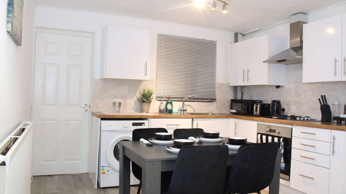 Derby House | F2S Serviced 2Bed House Wi-fi, Netflix, Parking, Train station nearby. Holiday!