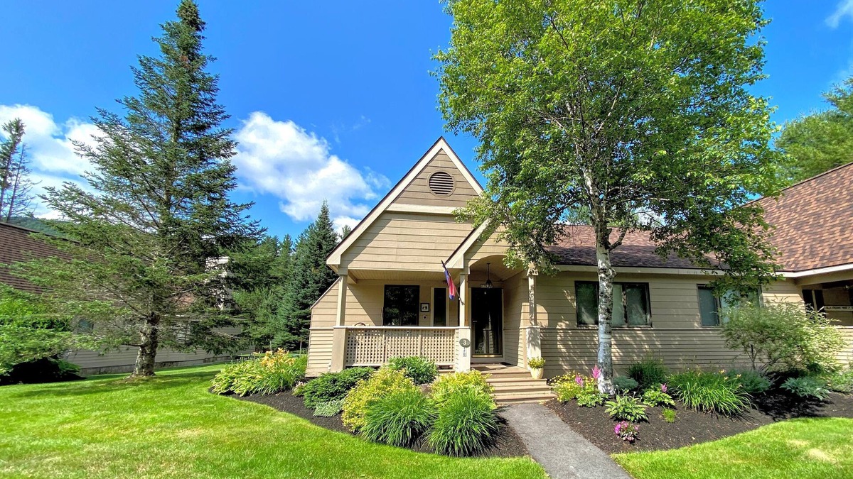 Bretton Woods House | F3 Well appointed Townhome, short walk to Mount Washington Hotel, minute to ski area, Dog friendly!