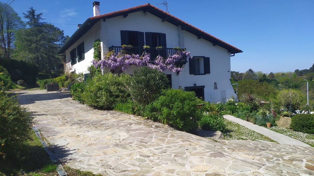 Urrugne Apartment | F3 with terrace/garden 4km beaches between St jean de luz/Hendaye