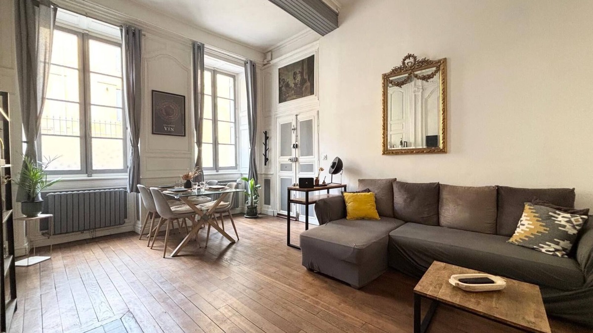 Avallon Apartment | F3 XVI Century in the Town Center on Ground Floor with Courtyard