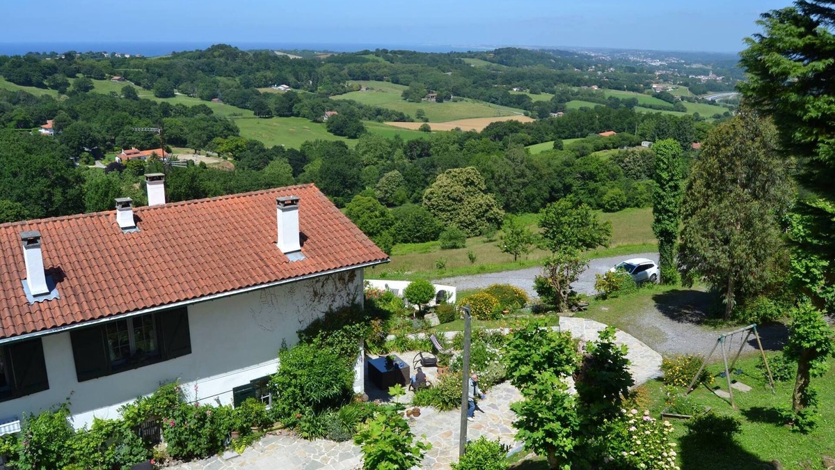 Behobie Cottage | F4 of charm 6/8 pers view sea/mountains area of 3 hectares 4 km d beaches