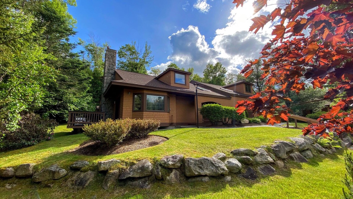 Bretton Woods Cottage | F9 Renovated Bretton Woods slopeside condo with 2 living rooms, foosball, air hockey, dog friendly!