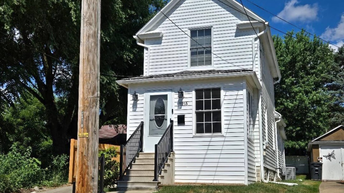 Akron House | Fab 50's Firestone Flat. A/C & Pet friendly